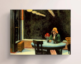 Puede incluir: Una mujer con un abrigo verde y un sombrero amarillo se sienta a una mesa en un café tenuemente iluminado, sosteniendo una taza de café. Un tazón de fruta se encuentra en la mesa frente a ella.