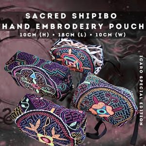 Könnte beinhalten: Vier handbestickte Beutel mit aufwendigen Designs in verschiedenen Farben, darunter Lila, Blau und Orange. Jeder Beutel misst 10 cm (H) x 18 cm (L) x 10 cm (B). Der Text "SACRED SHIPIBO HAND EMBROIDERY POUCH" ist oben zu sehen.