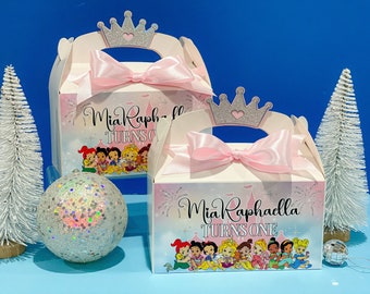 Può includere: Due scatole regalo rosa e bianche con corone da principessa e nastri rosa. Le scatole hanno un tema da principessa con un castello e fuochi d'artificio. Il testo sulle scatole recita "Mia Raph - Turns One" e "Mia Raphaella - Turns One".