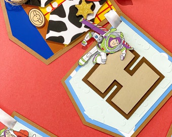 Bannière d'anniversaire Toy Story rétro | Guirlande d'anniversaire personnalisée en sourdine | Histoire de jouets bohème | Articles de fête Woody Buzz |  Décoration de cow-girl Jessie |