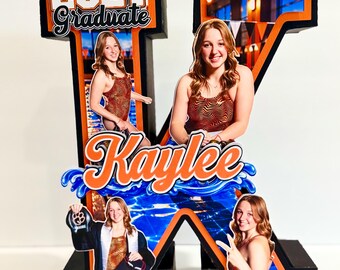 Può includere: Una grande lettera K tridimensionale con bordi arancioni e neri. Include diverse fotografie di una persona con un costume da bagno a motivi, il testo 2027 Graduate e il nome Kaylee in corsivo arancione con accenti blu simili all'acqua.