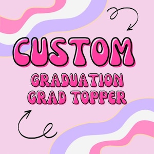 Może przedstawiać: Różowe i białe faliste tło z tekstem "CUSTOM GRADUATION GRAD TOPPER" w literach bąbelkowych.