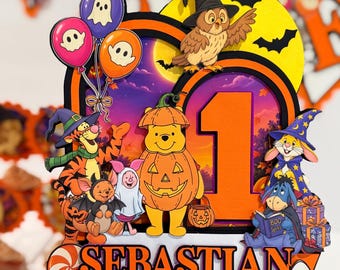 Può includere: Un topper per torta multistrato con i personaggi di Winnie the Pooh in costumi di Halloween, tra cui Pooh vestito da zucca, Tigro, Pimpi e Ih-Oh. Il design include un grande numero 1, una luna gialla, pipistrelli, palloncini e il nome SEBASTIAN.