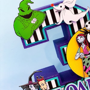 K&ouml;nnte beinhalten: Ein 3D-Kuchentopper in Form der Zahl drei mit Figuren aus Nightmare Before Christmas. Die Figuren sind Jack Skellington, Sally, Oogie Boogie und der B&uuml;rgermeister. Der Topper ist mit schwarz-wei&szlig;en Streifen, Lila und T&uuml;rkis verziert.