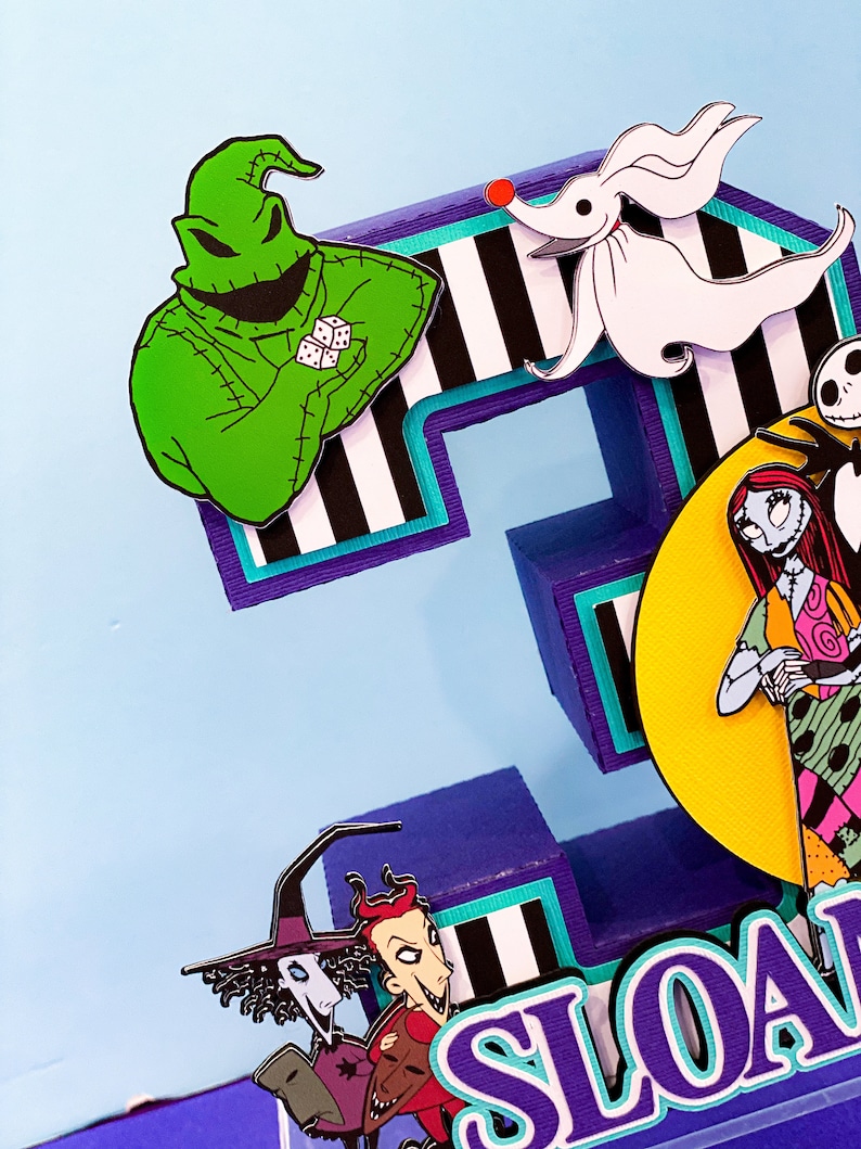 K&ouml;nnte beinhalten: Ein 3D-Kuchentopper in Form der Zahl drei mit Figuren aus Nightmare Before Christmas. Die Figuren sind Jack Skellington, Sally, Oogie Boogie und der B&uuml;rgermeister. Der Topper ist mit schwarz-wei&szlig;en Streifen, Lila und T&uuml;rkis verziert.