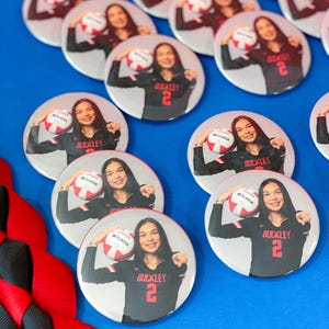 Knappnålar med personligt foto på sporter | Knappar med personligt namn | Presenter till seniorkvällar och sportbanketter | Knapp med volleybollspelare | Årskurs 2026