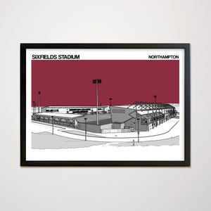 Peut inclure: Impression encadrée du stade Sixfields à Northampton. Le stade est représenté en noir et blanc sur un fond bordeaux. Les mots "SIXFIELDS STADIUM" et "NORTHAMPTON" sont imprimés en haut de l'image.
