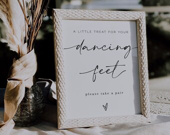 Op de afbeelding: Een wit ingelijst bord met de tekst "A little treat for your dancing feet, please take a pair" en een klein hartje.