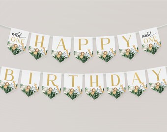 Può includere: Uno striscione bianco e dorato con le parole "Happy Birthday" e "Wild One" in lettere dorate. Lo striscione è decorato con un tema di animali della giungla, tra cui leoni, zebre e giraffe.