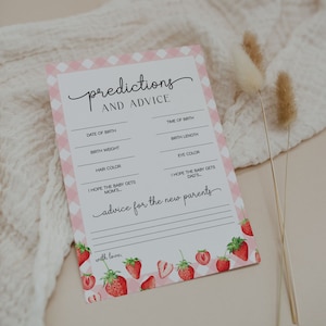 Peut inclure: Une carte de jeu de baby shower en vichy rose et blanc avec le texte "pr&eacute;dictions et conseils" et une liste de questions pour que les invit&eacute;s r&eacute;pondent &agrave; propos du b&eacute;b&eacute;. La carte est d&eacute;cor&eacute;e de fraises.