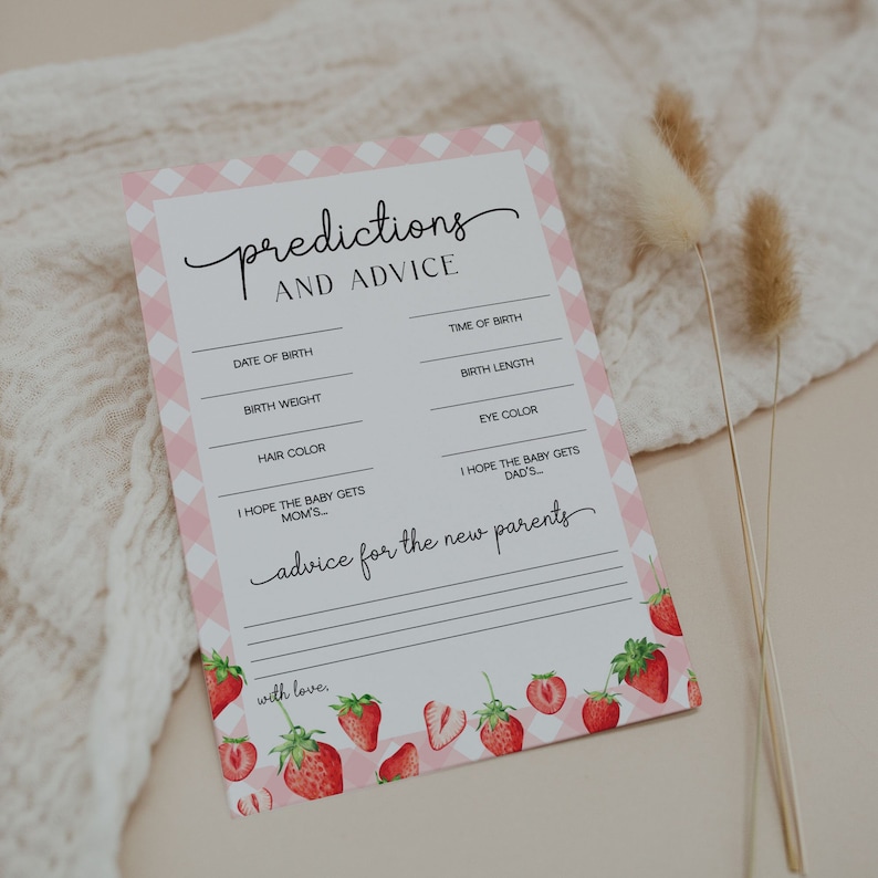 Peut inclure: Une carte de jeu de baby shower en vichy rose et blanc avec le texte "pr&eacute;dictions et conseils" et une liste de questions pour que les invit&eacute;s r&eacute;pondent &agrave; propos du b&eacute;b&eacute;. La carte est d&eacute;cor&eacute;e de fraises.