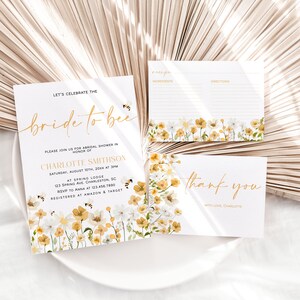 Pu&ograve; includere: Un set di tre biglietti per un addio al nubilato. Il biglietto principale &egrave; bianco con lettere dorate che dicono "Celebriamo la sposa". Il biglietto ha un design ad acquerello di fiori gialli e bianchi con api. Il secondo biglietto &egrave; un biglietto di ricetta con un bordo floreale. Il terzo biglietto &egrave; un biglietto di ringraziamento con un bordo floreale e il testo "grazie con amore, Charlotte".
