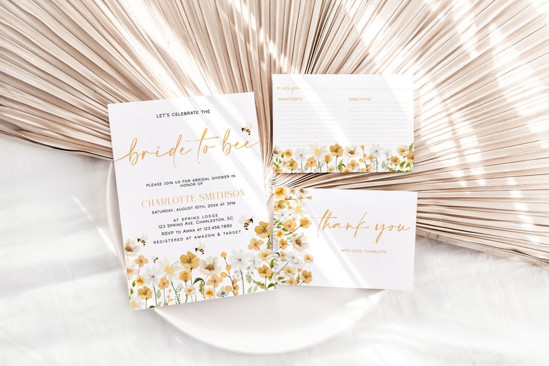 Pu&ograve; includere: Un set di tre biglietti per un addio al nubilato. Il biglietto principale &egrave; bianco con lettere dorate che dicono "Celebriamo la sposa". Il biglietto ha un design ad acquerello di fiori gialli e bianchi con api. Il secondo biglietto &egrave; un biglietto di ricetta con un bordo floreale. Il terzo biglietto &egrave; un biglietto di ringraziamento con un bordo floreale e il testo "grazie con amore, Charlotte".