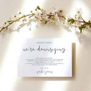 Może przedstawiać: Karta z ogłoszeniem ślubu z białym tłem i czarnym tekstem. Tekst brzmi: "Aktualizacja ślubu, zmniejszamy skalę. Droga Rodzino i Przyjaciele, dla zdrowia naszych bliskich i ze względu na wytyczne dotyczące dystansu społecznego, podjęliśmy trudną decyzję o zorganizowaniu prywatnej ceremonii 10 lipca. Będziecie w naszych sercach w tym szczególnym dniu i dziękujemy za waszą miłość, wsparcie i zrozumienie. Z miłością, Sarah + Jones."