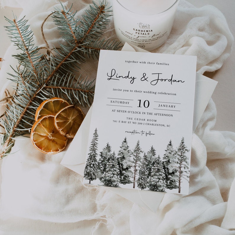 Puede incluir: Invitaci&oacute;n de boda con una ilustraci&oacute;n de acuarela en blanco y negro de un bosque nevado. La invitaci&oacute;n dice "Lindy & Jordan" e incluye la fecha "S&aacute;bado, 10 de enero".