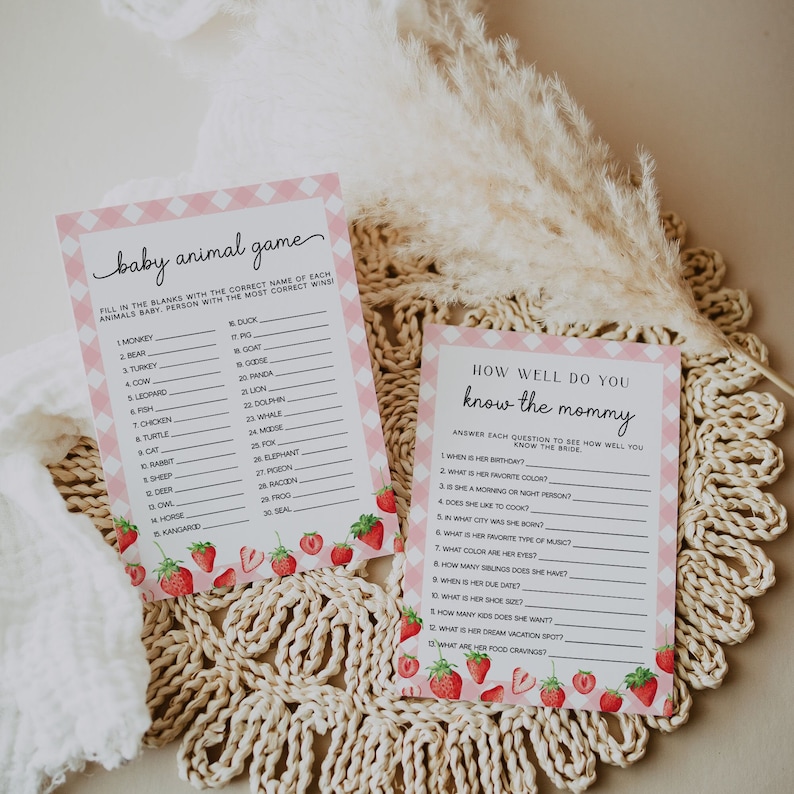 Peut inclure: Deux cartes de jeu de baby shower roses et blanches avec des illustrations de fraises. La premi&egrave;re carte est un jeu d'animaux pour b&eacute;b&eacute; avec une liste d'animaux &agrave; deviner. La deuxi&egrave;me carte est un jeu "How Well Do You Know the Mommy" avec des questions sur la mari&eacute;e.