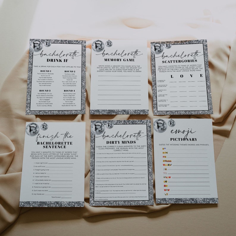 Pu&ograve; includere: Un set di sei carte da gioco stampabili per una festa di addio al nubilato con uno sfondo di glitter argentato. I giochi includono "Bevi se", "Gioco di memoria", "Scattergories", "Completa la frase della sposa", "Menti sporche" e "Pictionary Emoji".