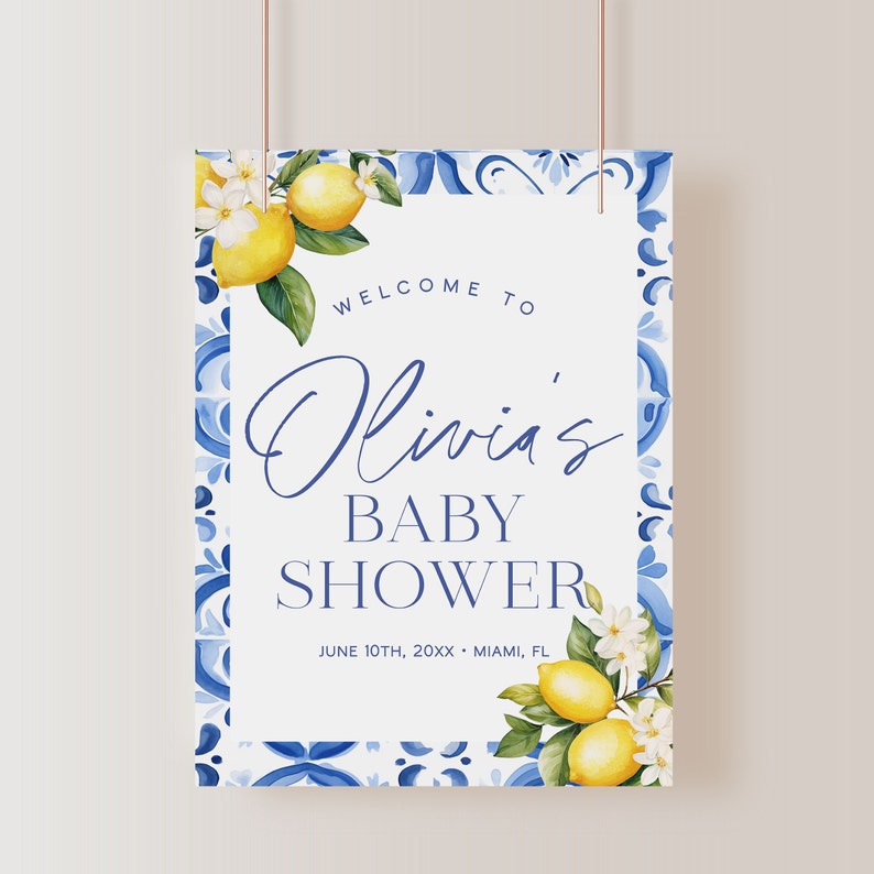 Puede incluir: Bienvenido a la Baby Shower de Olivia. El cartel tiene un patr&oacute;n de azulejos azules y blancos, limones y flores blancas. La fecha es el 10 de junio de 20XX y la ubicaci&oacute;n es Miami, FL.