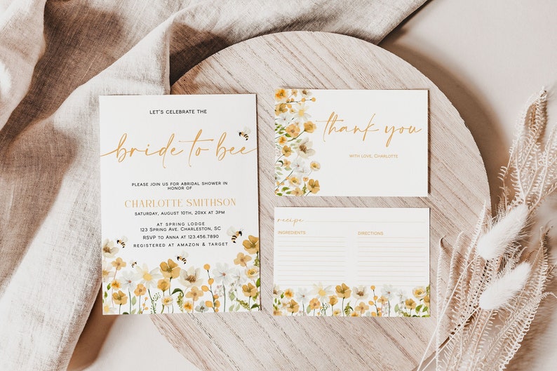 Pu&ograve; includere: Un set di tre biglietti per un addio al nubilato. Il biglietto di invito presenta un design floreale con api e il testo "Celebriamo la sposa". Il biglietto di ringraziamento presenta un design floreale e il testo "Grazie con amore, Charlotte". Il biglietto di ricetta presenta un design floreale e il testo "Ricetta, Ingredienti, Istruzioni".