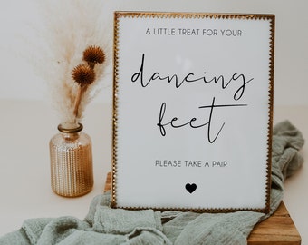 Op de afbeelding: Een gouden lijst met de tekst "A little treat for your dancing feet. Please take a pair." en een klein zwart hartje onderaan.