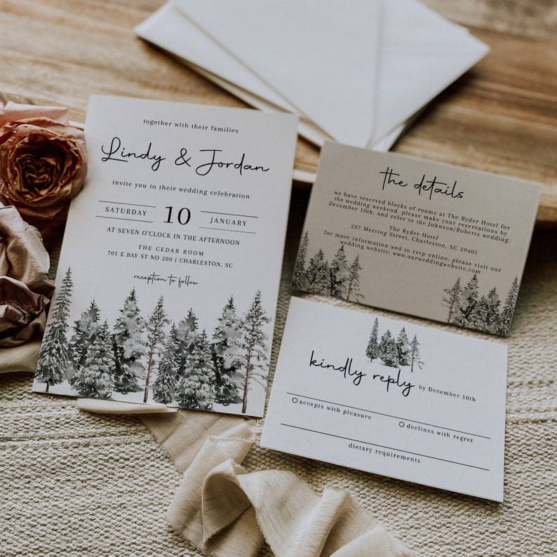 Puede incluir: Un conjunto de invitaciones de boda con un tema de bosque de invierno. La invitaci&oacute;n presenta una ilustraci&oacute;n de acuarela de pinos y el texto "Lindy & Jordan" en una fuente de escritura a mano. La tarjeta de detalles incluye el texto "Los detalles" e informaci&oacute;n sobre el fin de semana de la boda. La tarjeta RSVP tiene el texto "amablemente responde" y opciones para que los invitados acepten o rechacen la invitaci&oacute;n.