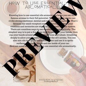 Może przedstawiać: Obraz promujący stosowanie olejków eterycznych aromatycznie. Tekst zawiera "Jak stosować olejki eteryczne aromatycznie" i instrukcje. Pokazano butelkę olejku eterycznego "Thieves", a także filiżanki i łyżkę.