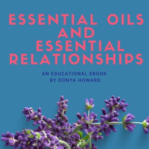 Może przedstawiać: Niebieskie tło z bukietem lawendy w prawym dolnym rogu. Tekst "ESSENTIAL OILS AND ESSENTIAL RELATIONSHIPS" jest w różowych literach na górze obrazu. Tekst "BASED ON YOUNG LIVING ESSENTIAL OILS" jest w białych literach nad różowym tekstem. Tekst "AN EDUCATIONAL EBOOK BY DONYA HOWARD" jest w niebieskich literach pod różowym tekstem.