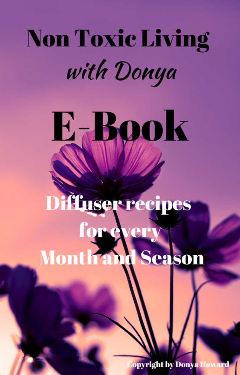 Op de afbeelding: Een paarse en roze bloem met een wazige achtergrond. De tekst "Non Toxic Living with Donya E-Book Diffuser recipes for every Month and Season Copyright by Donya Howard" staat op de afbeelding.