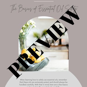 Może przedstawiać: Szare tło z tekstem "YOUNG LIVING" i "The Basics of Essential Oil Safety" w białym kolorze. Obraz jest przycięty, aby pokazać miskę z cytrynami i wazon z białymi kwiatami. Tekst "PREVIEW" jest nałożony na obraz w kolorze czarnym.