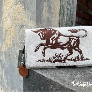 Portefeuille western, motif taureau brodé avec poils, style western cow-girl chic, cuir marron blanc, livraison gratuite, TheRoosterDenCoCA