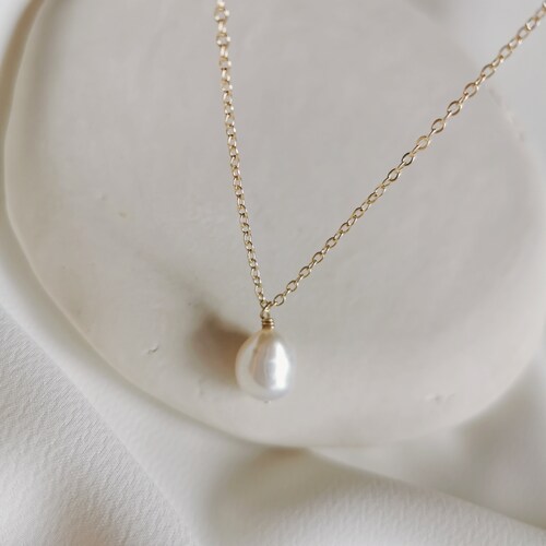 Grand pendentif en perles baroques unique, rempli d’or 14 carats ou collier choker en argent 925 Collier pendentif minimaliste à longueur réglable (Jade I)
