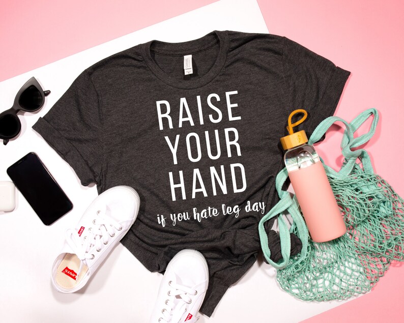 raise your hand if you hate leg day t-shirt / workout tees / fitness tees / exercise tees / workout / fitness motivation / workout t-shirt imagem 1