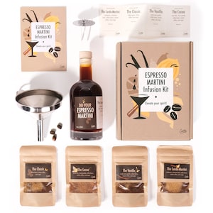 Op de afbeelding: Een bruine kartonnen doos met de tekst "Espresso Martini Infusion Kit" en een afbeelding van een martini-glas. De doos bevat vier kleine bruine papieren zakjes met verschillende smaakcombinaties voor de martini, een glazen fles espresso martini, een trechter en een zeef.
