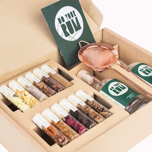 DO YOUR RUM Doe-het-zelf rum pakket Cool Cadeau voor Mannen & Vrouwen Barkeeper Kit 12 Botanical Koperen Bolzeef en Receptenboekje afbeelding 1