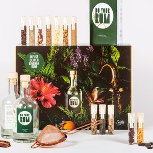 DO YOUR RUM Doe-het-zelf rum pakket Cool Cadeau voor Mannen & Vrouwen Barkeeper Kit 12 Botanical Koperen Bolzeef en Receptenboekje afbeelding 2