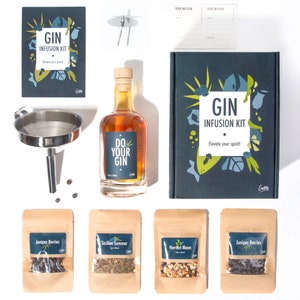 Könnte beinhalten: Ein Gin-Infusionsset mit einer Flasche Gin, einem Trichter und vier kleinen Beuteln mit Gewürzen. Die Gin-Flasche trägt ein Etikett mit der Aufschrift "Do Your Gin". Die Gewürzbeutel sind mit "Juniper Berries", "Sicilian Summer", "Harvest Moon" und "Juniper Berries" beschriftet.