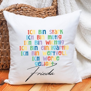 Può includere: Cuscino bianco con testo colorato che dice "ICH Bin stark ICH Bin mutig ICH Bin wichtig ICH Bin einzigartig ICH Bin wertvoll ICH werde geliebt Frieda".