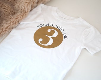 Kindershirt | Shirt | personalisiert | BIO Geburtstagsshirt | 3. Geburtstag | Dritter| young, wild and three