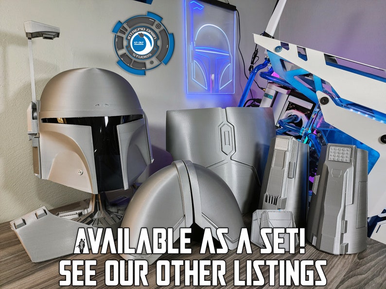 Op de afbeelding: Een set van 3D-geprinte Mandalorian-pantserdelen, waaronder een helm, borstplaat en twee armdelen. De onderdelen zijn zilverkleurig en worden getoond op een houten oppervlak. De tekst "AVAILABLE AS A SET! SEE OUR OTHER LISTINGS" is zichtbaar in de afbeelding.