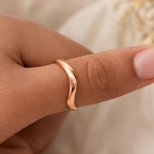 Ring i massiv koppar, ring med slät vågform, handgjord kopparring, enkla bohemiska smycken, justerbar statementring, present till henne