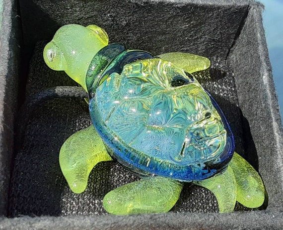 ガラスのタートルペンダント、アメリカ製ハンドメイド、二色性ガラス 