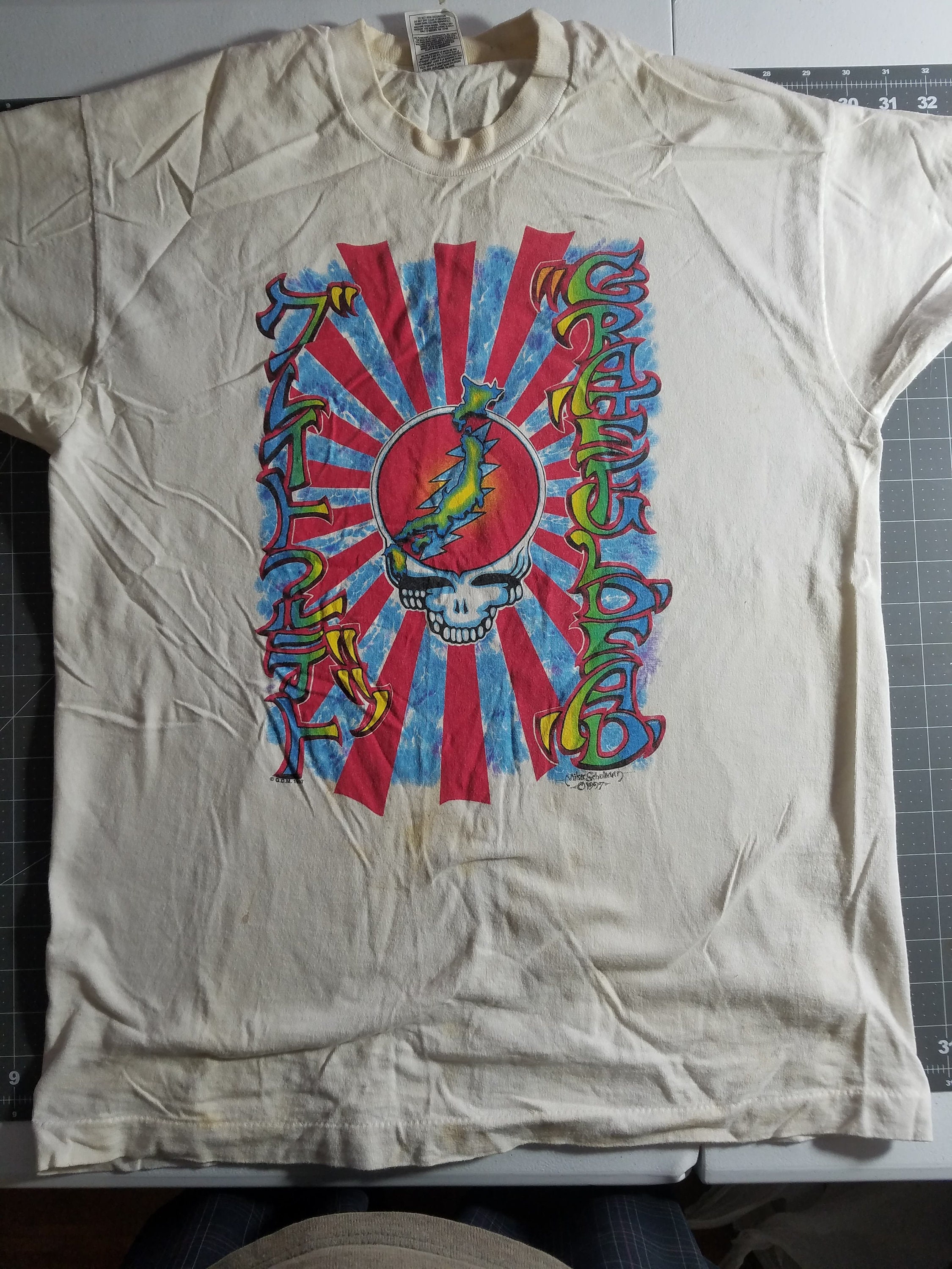 大流行中！ Vintage 1997 Grateful Dead Japan Shirt Art by Mike Schulman ミュージシャン