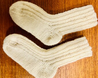 Baby gift: Handknitted baby socks i superwash off white wool. Made by BothildSweden.