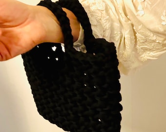 Elegante Häkeltasche: Gehäkelte Handtasche aus schwarz gefärbtem weichem Baumwollgarn. Handgemacht von BeidenSchweden.