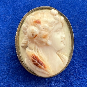Beautiful Antique Victorian / Edwardian goddess bachante carved Italian shell cameo brooch / pin