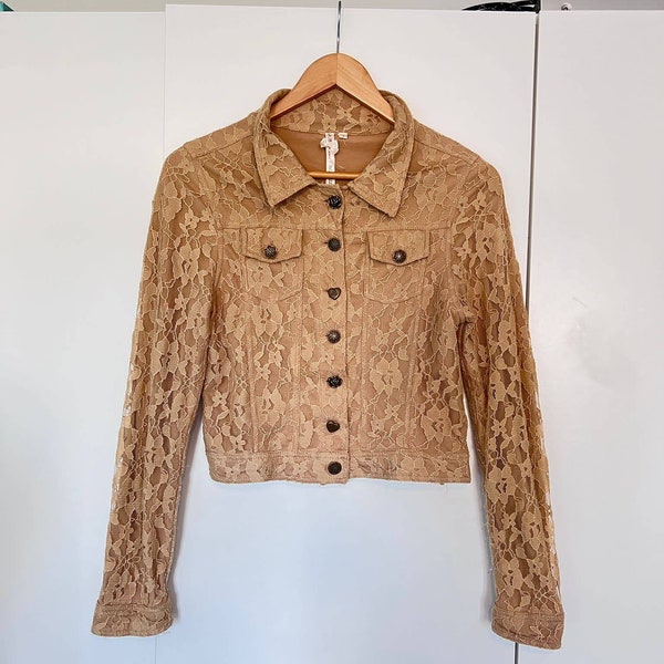 Veste en dentelle style bohème avec de jolis détails