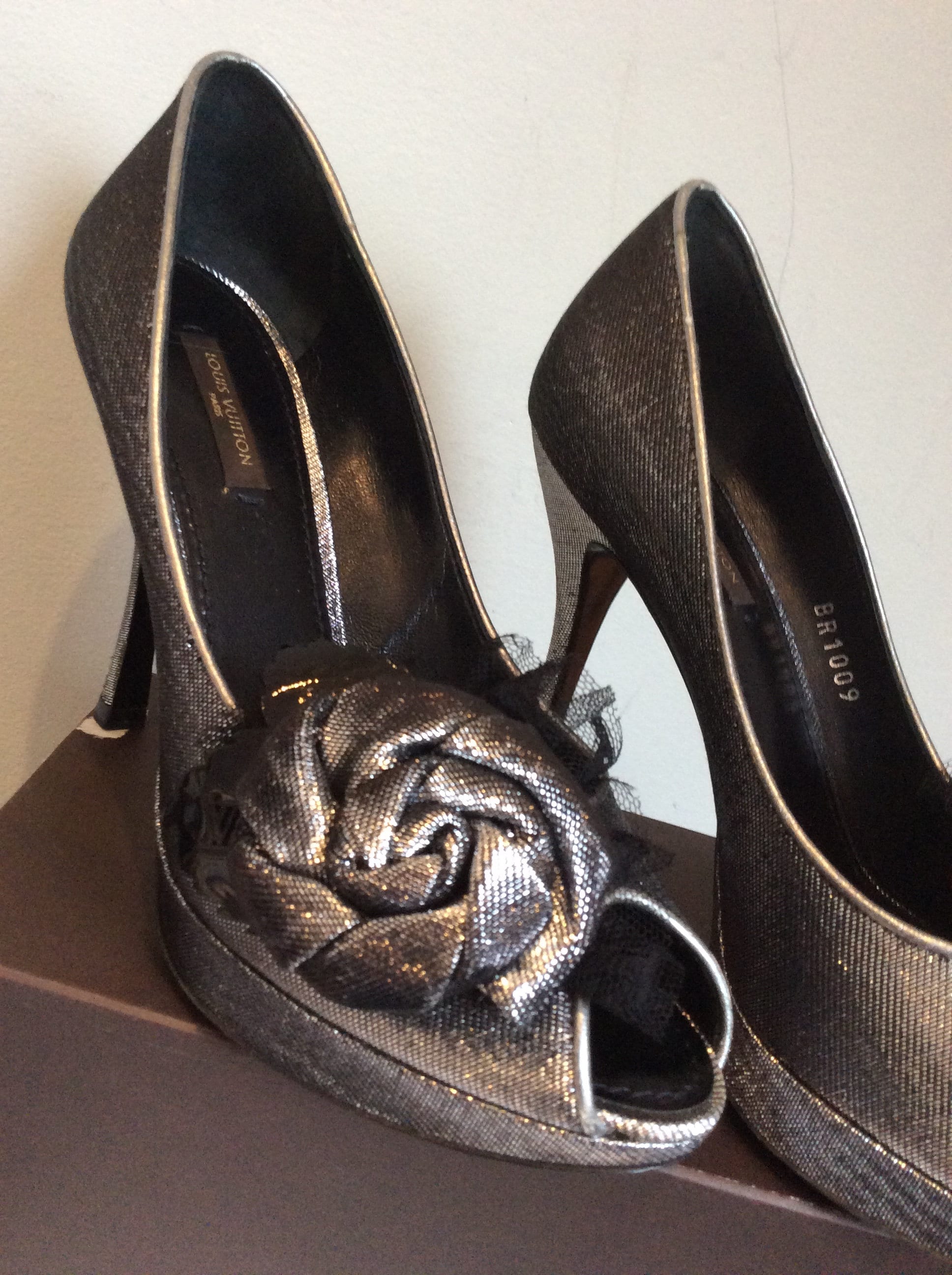 LOUIS VUITTON Authentic Elegant Silver Peep Toe Pumps 