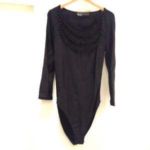Ella Singh eleganter Body-Top-Strumpf mit Perlenverzierung