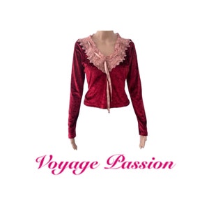 Voyage Passion rare and hard to find art velvet red long sleeve t-shirt with old pink lace details designer fashion s90 Italy