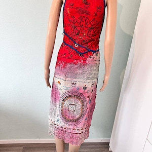 Increíble vestido con estampado gráfico de malla pura vintage de los años 90 Italia Save the Queen